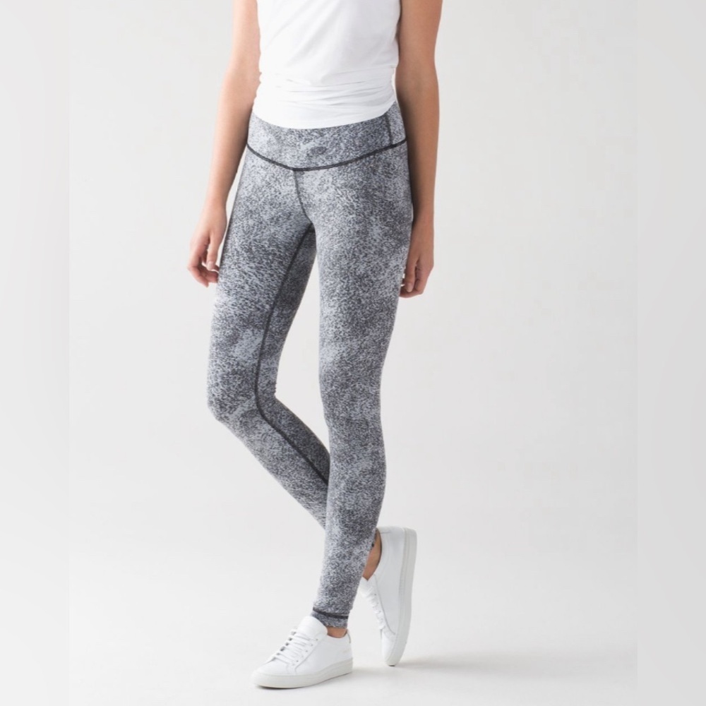 Lululemon Wunder Under Pant (Hi-Rise)
Luon Spray Jacquard White Black